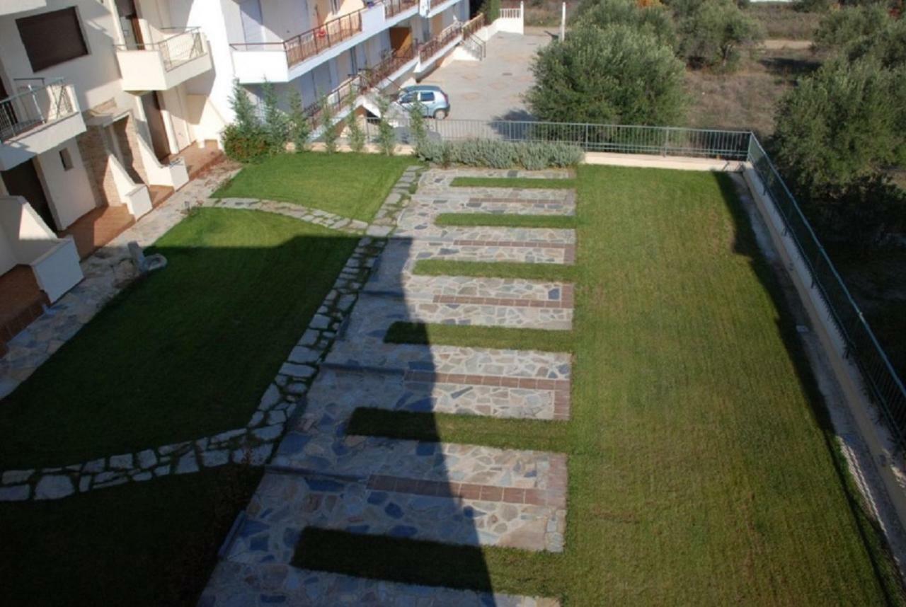 Alexandros Maisonettes Nea Moudania Exterior photo